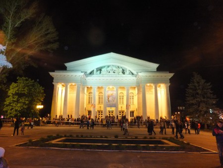 Saratov et son Opéra la nuit