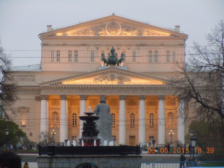 Moscou : le Bolchoï, célèbre opéra à la tombée de la nuit