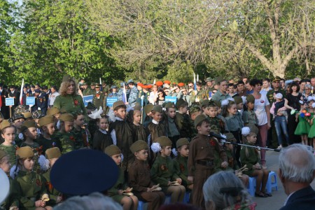 Parc de la Victoire, district du lycée 56 - spectacle des écoliers pour commémorer la Victoire 1945.