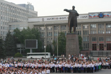 Il en reste quand même un ... Il surplombe le spectacle de la Victoire 1945.