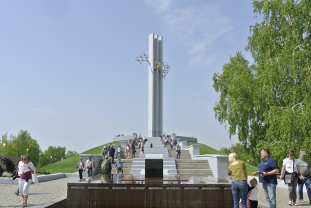 Parc de la Victoire - Monument aux morts, dédié aux soldats de Saratov - Seconde Guerre mondiale, appelé Jouravli (grues)